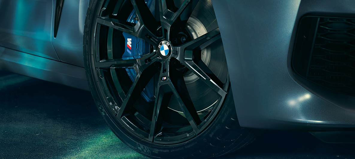 Imagine în prim-plan cu jantele BMW M850i Coupé „First Edition” Imagine cu jantele din aliaj uşor de 20” ale BMW M850i Coupé „First Edition”