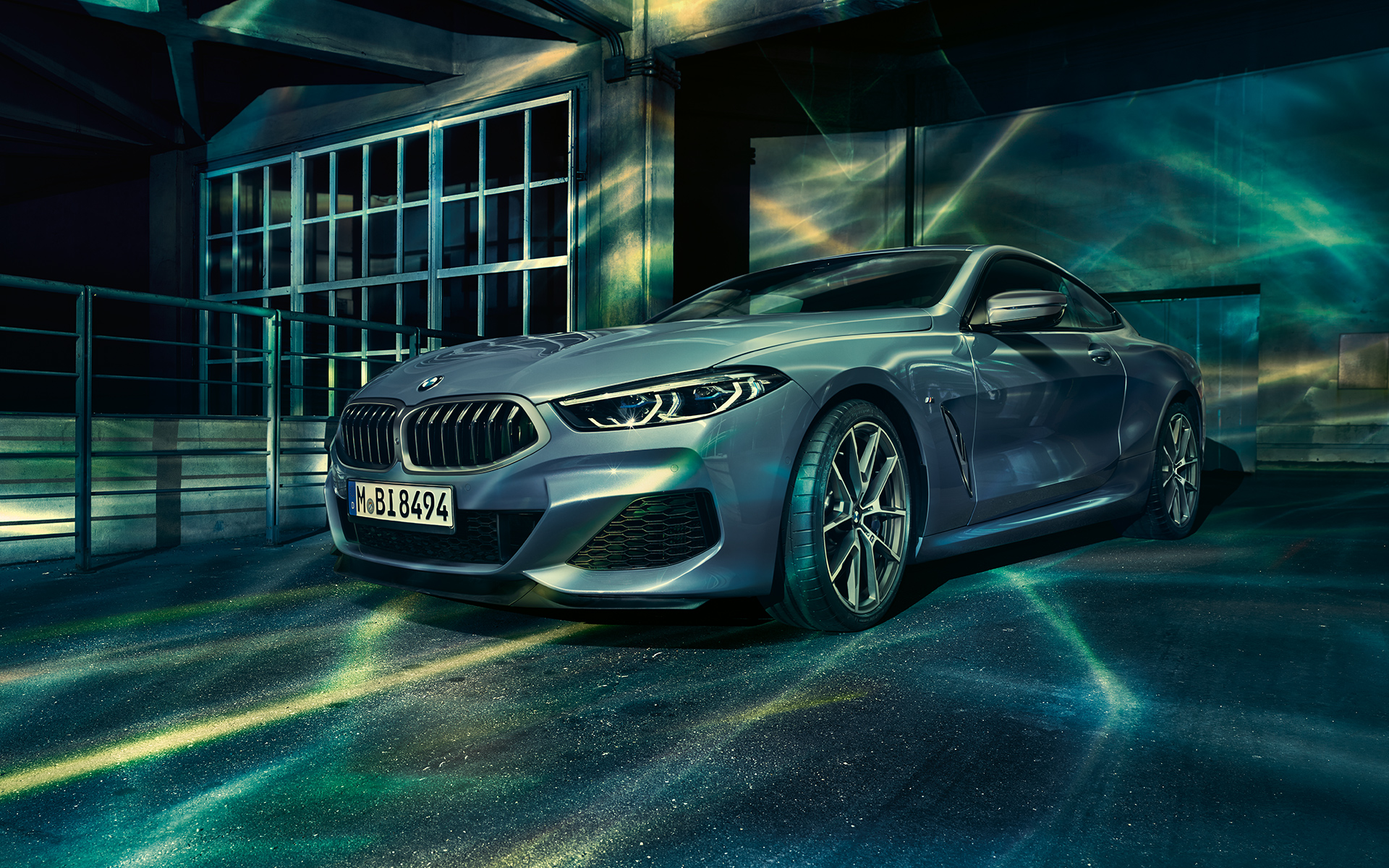 Trei sferturi din partea frontală-dreapta a BMW Seria 8 Imagine cu trei sferturi din partea frontală-dreapta a BMW Seria 8 Coupé staţionând într-un peisaj urban.