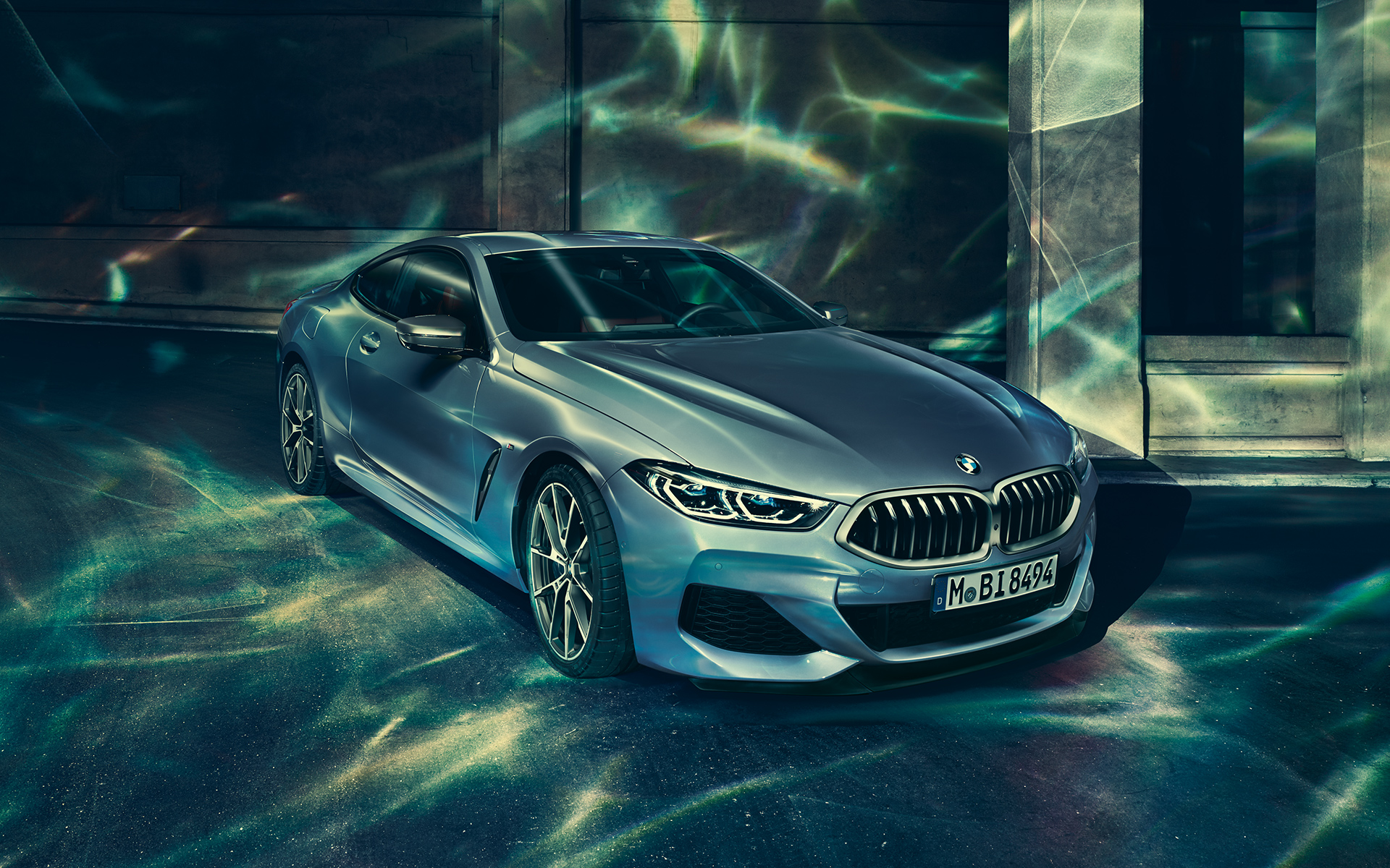 Trei sferturi din partea frontală-stânga a BMW Seria 8 Imagine cu trei sferturi din partea frontală-stânga a BMW Seria 8 Coupé staţionând într-un peisaj urban.
