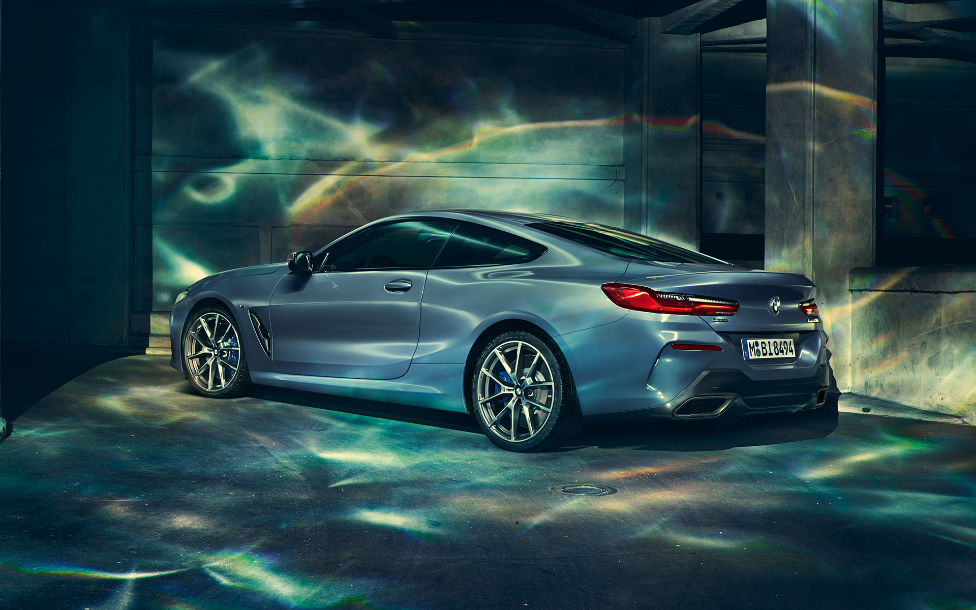 Imagine cu partea stângă a BMW Seria 8 Coupé Imagine cu partea stângă a BMW Seria 8 Coupé într-un peisaj urban.