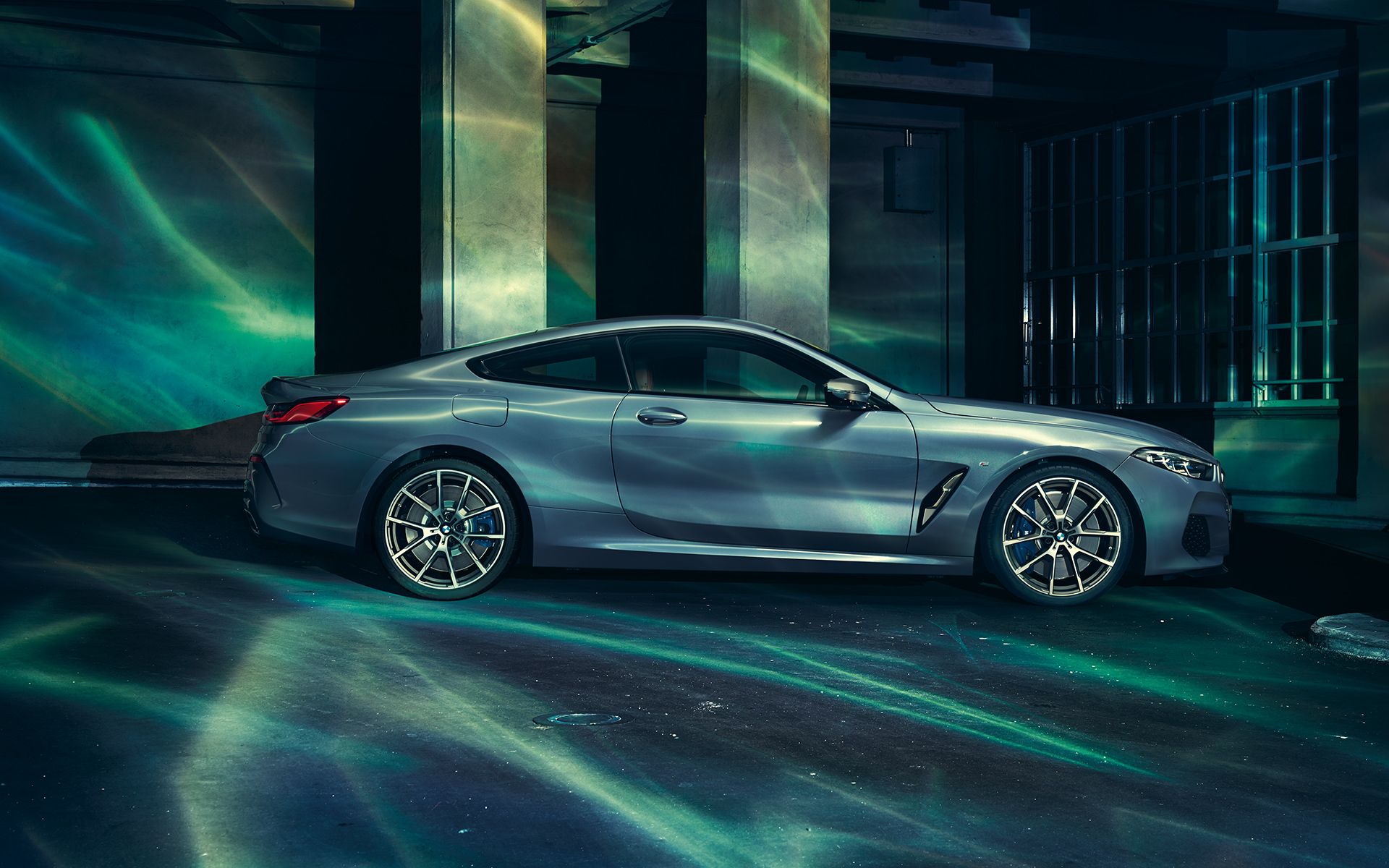 Imagine cu partea dreaptă a BMW Seria 8 Coupé Imagine cu partea dreaptă a BMW Seria 8 Coupé într-un peisaj urban.