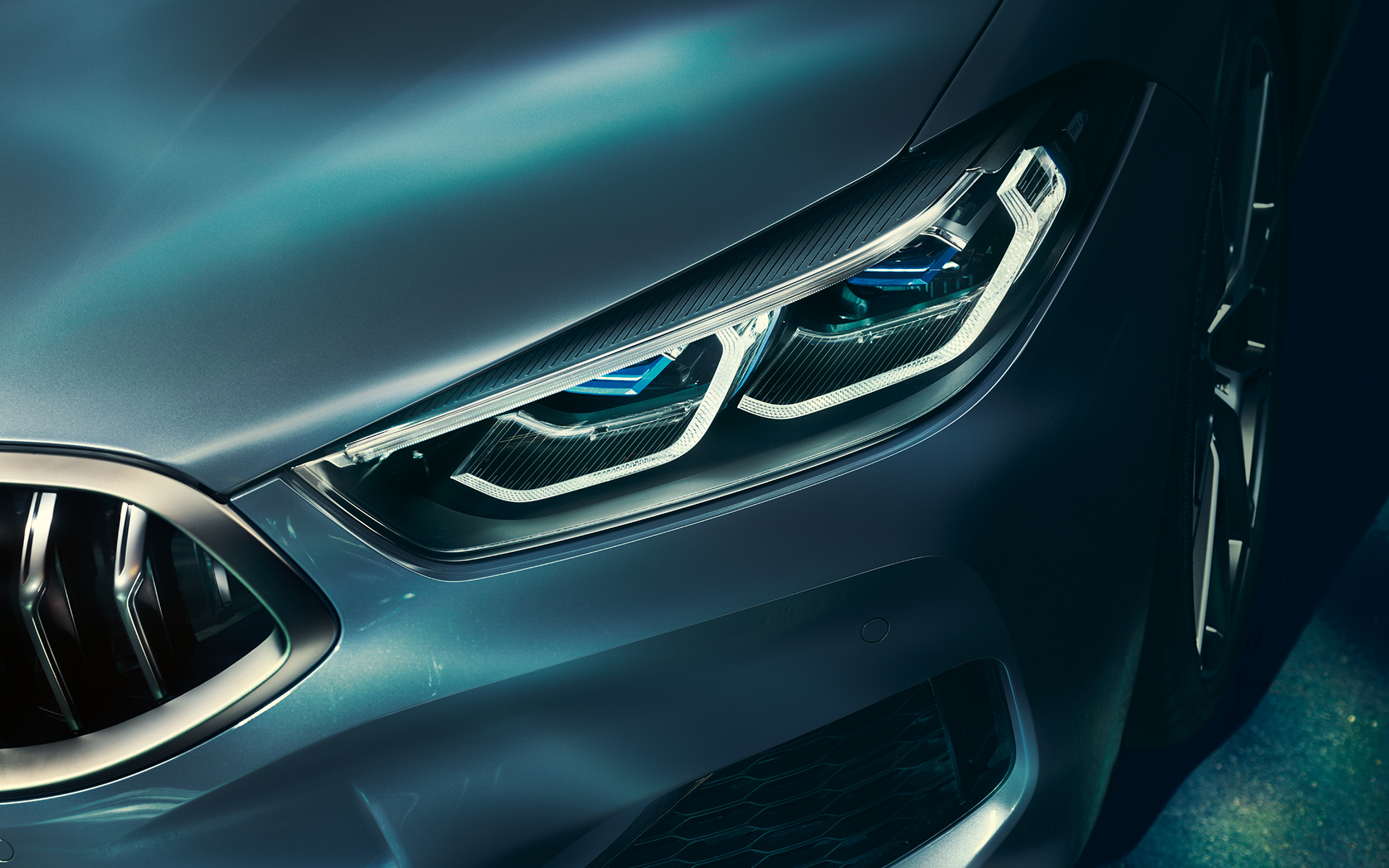 Farurile cu laser ale BMW Seria 8 Coupé Imagine în prim-plan cu farurile cu laser ale BMW Seria 8 Coupé.