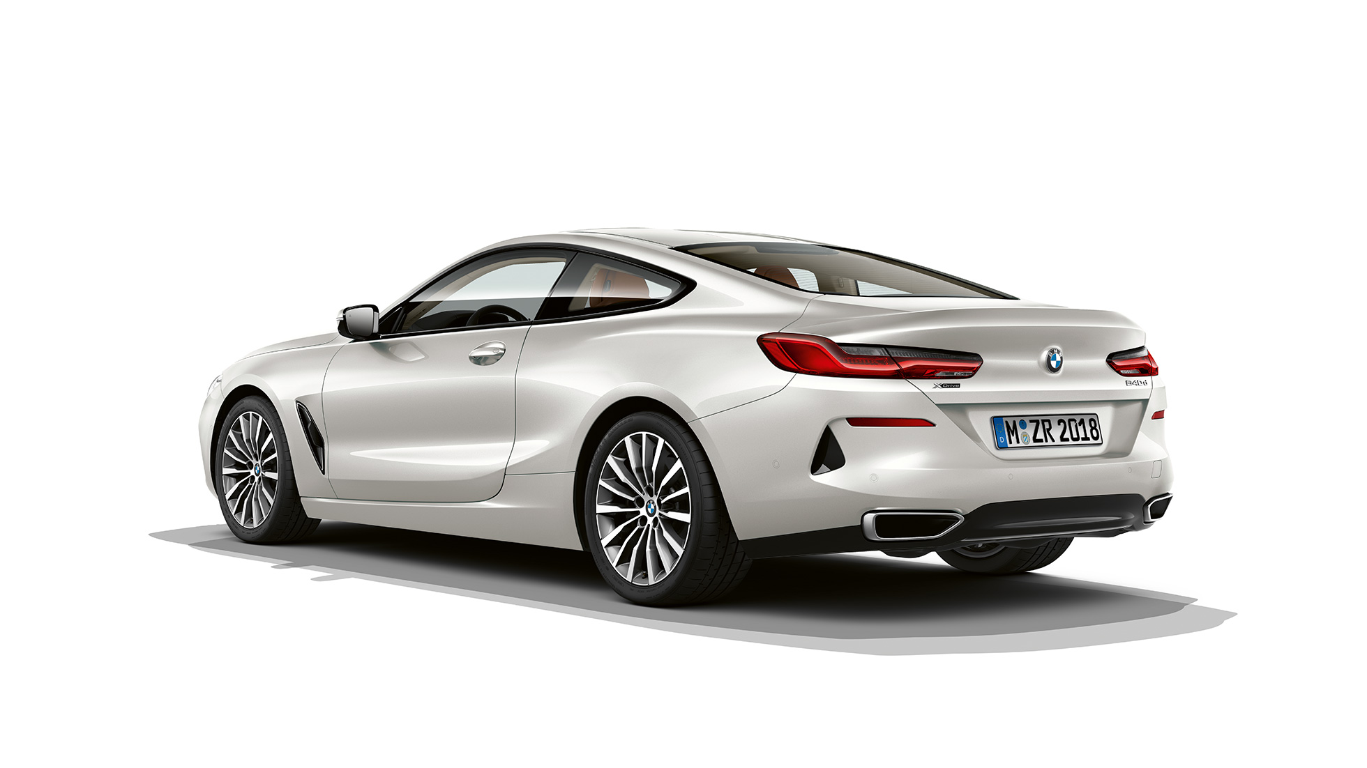 Imagine cu trei sferturi din partea spate a BMW Seria 8 Coupé. Imagine cu trei sferturi din partea spate a BMW Seria 8 Coupé în Alb Mineral metalizat.