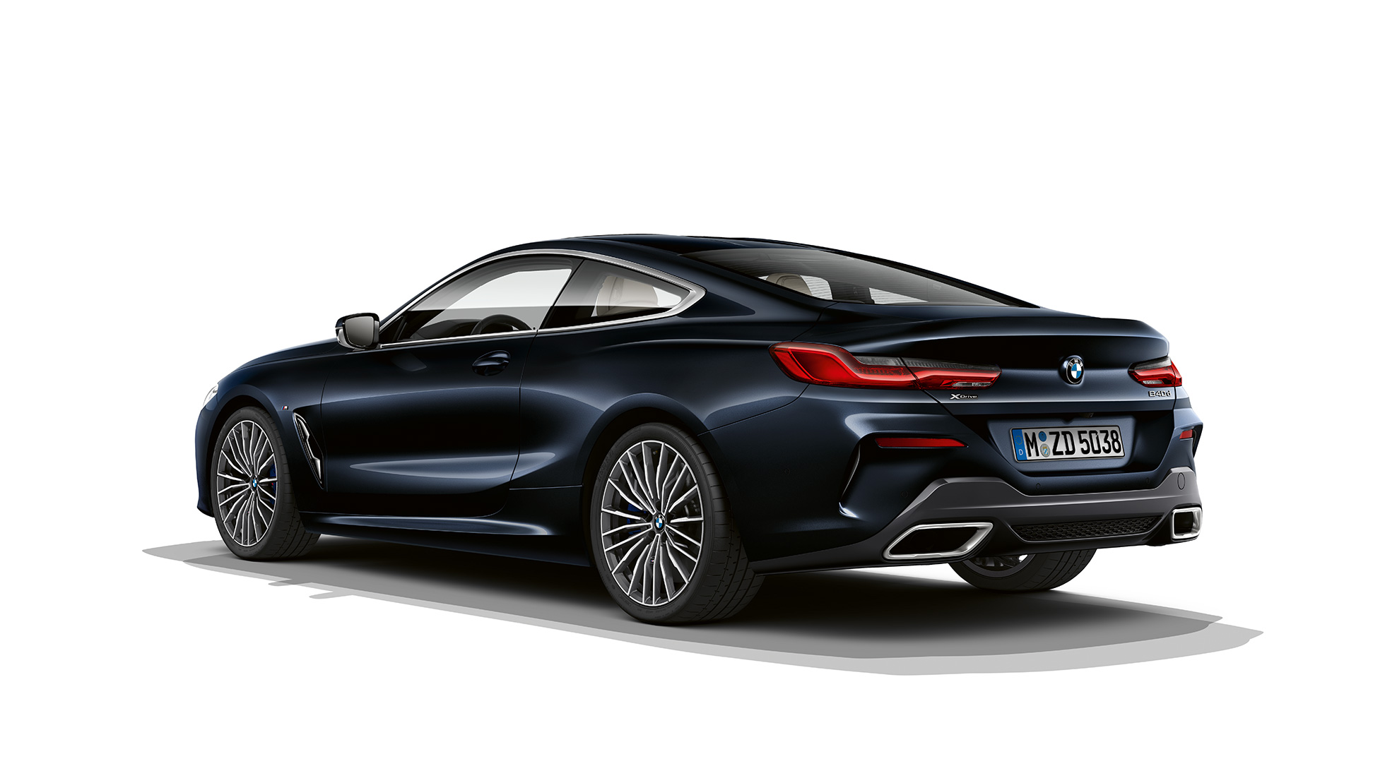 Imagine cu trei sferturi din partea spate a BMW Seria 8 Coupé. Imagine cu trei sferturi din partea spate a BMW Seria 8 Coupé în Negru Carbon metalizat.