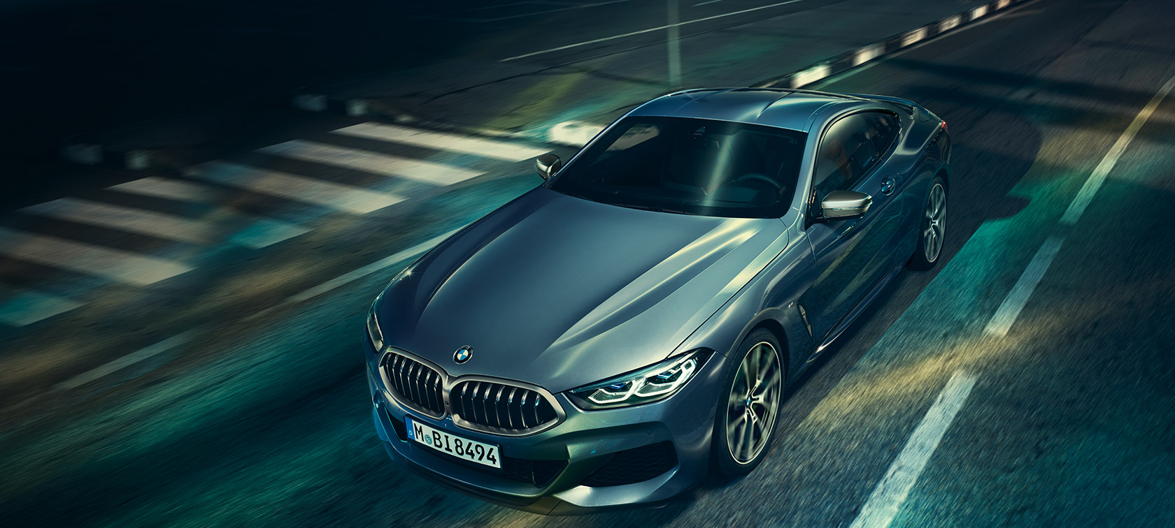 Imagine cu trei sferturi din partea frontală a BMW Seria 8 Coupé. Imagine cu trei sferturi din partea frontală a BMW Seria 8 Coupé, staţionând, cu prim-plan pe capotă.