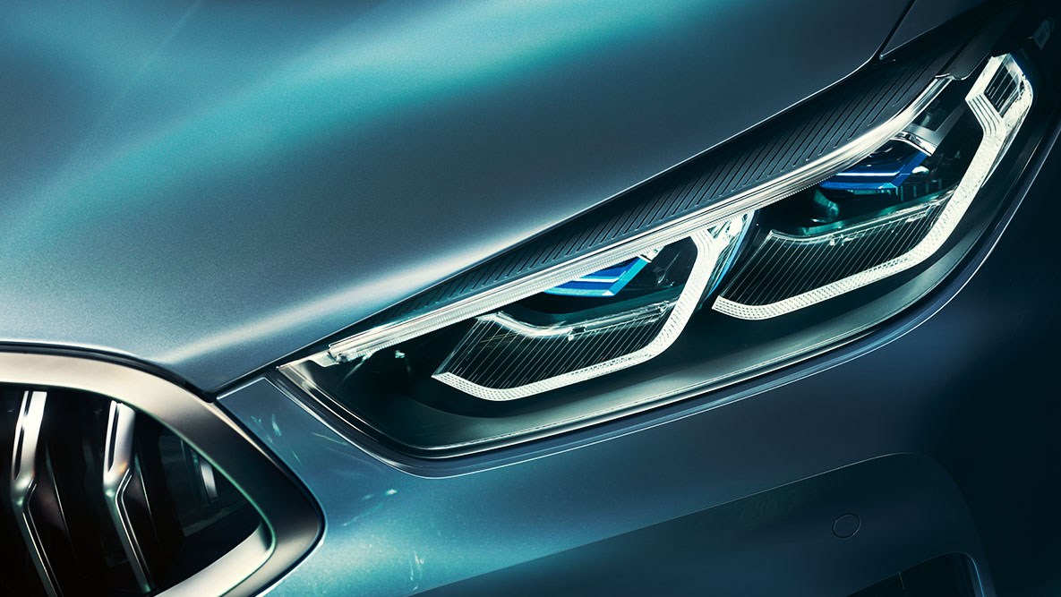 Farurile BMW Laserlight ale BMW Seria 8 Coupé. Imagine în prim-plan cu farurile BMW Laserlight din partea frontală a BMW Seria 8 Coupé.
