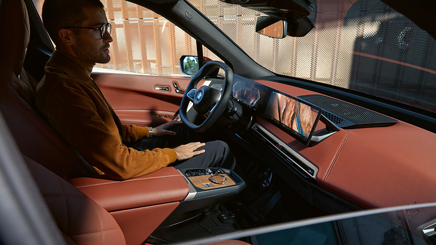 Interiorul BMW iX i20 SUV electric Interiorul din piele Suite Castanea al BMW iX i20 2021 SUV electric