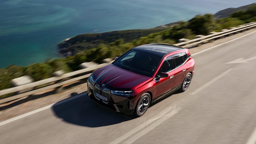 Performanţa BMW iX i20 SUV electric BMW iX xDrive50 Performanţa BMW iX i20 2021 SUV electric BMW iX xDrive50 Roşu Aventurin în mers pe stradă