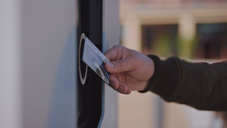 BMW iX cu incarcare la statii publice de incarcare BMW iX cu incarcare la statii publice de incarcare
