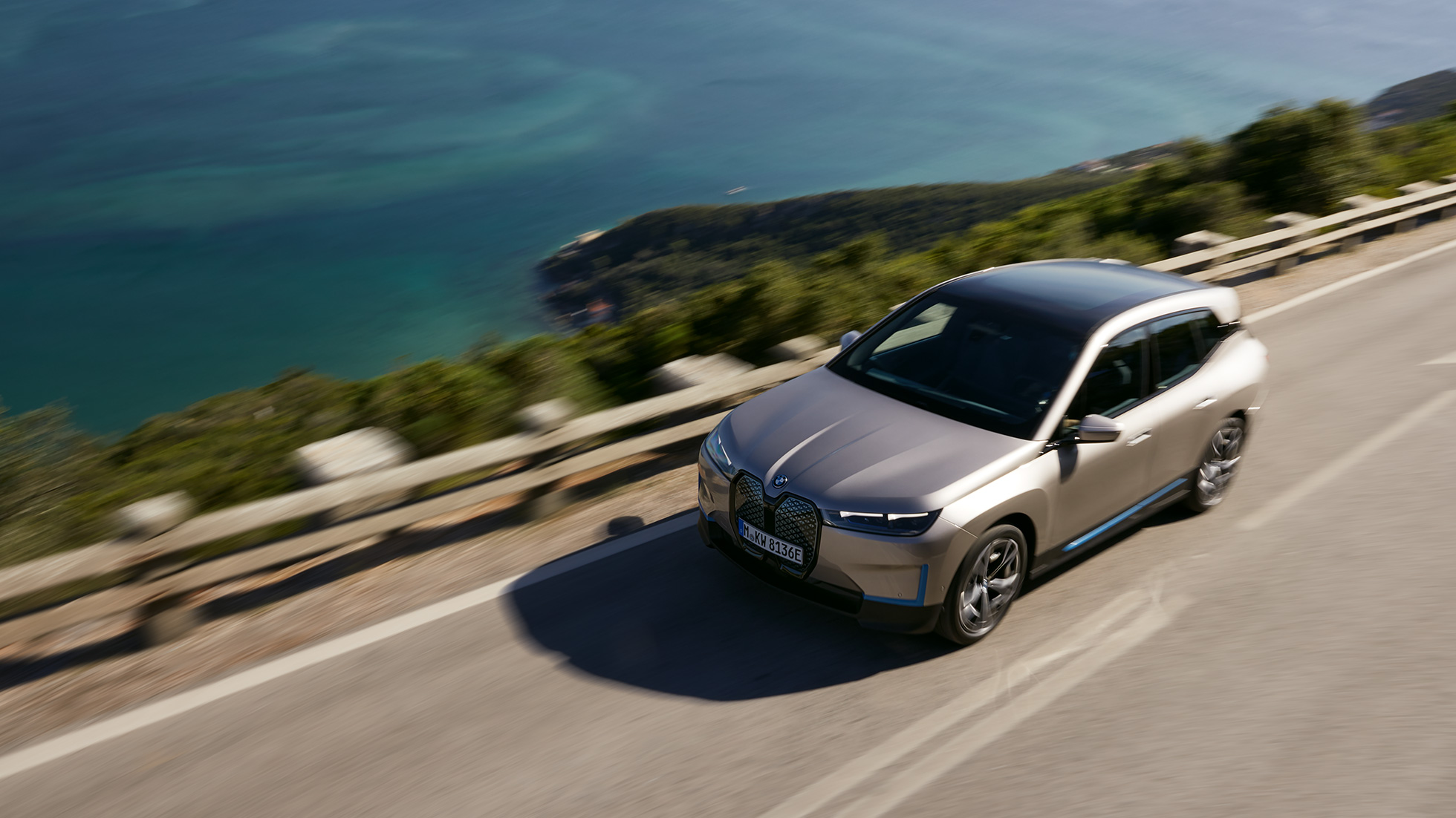 Imagine de sus a BMW iX, pe şosea Imagine de sus a BMW iX i20, Argintiu Cashmere, pe şosea
