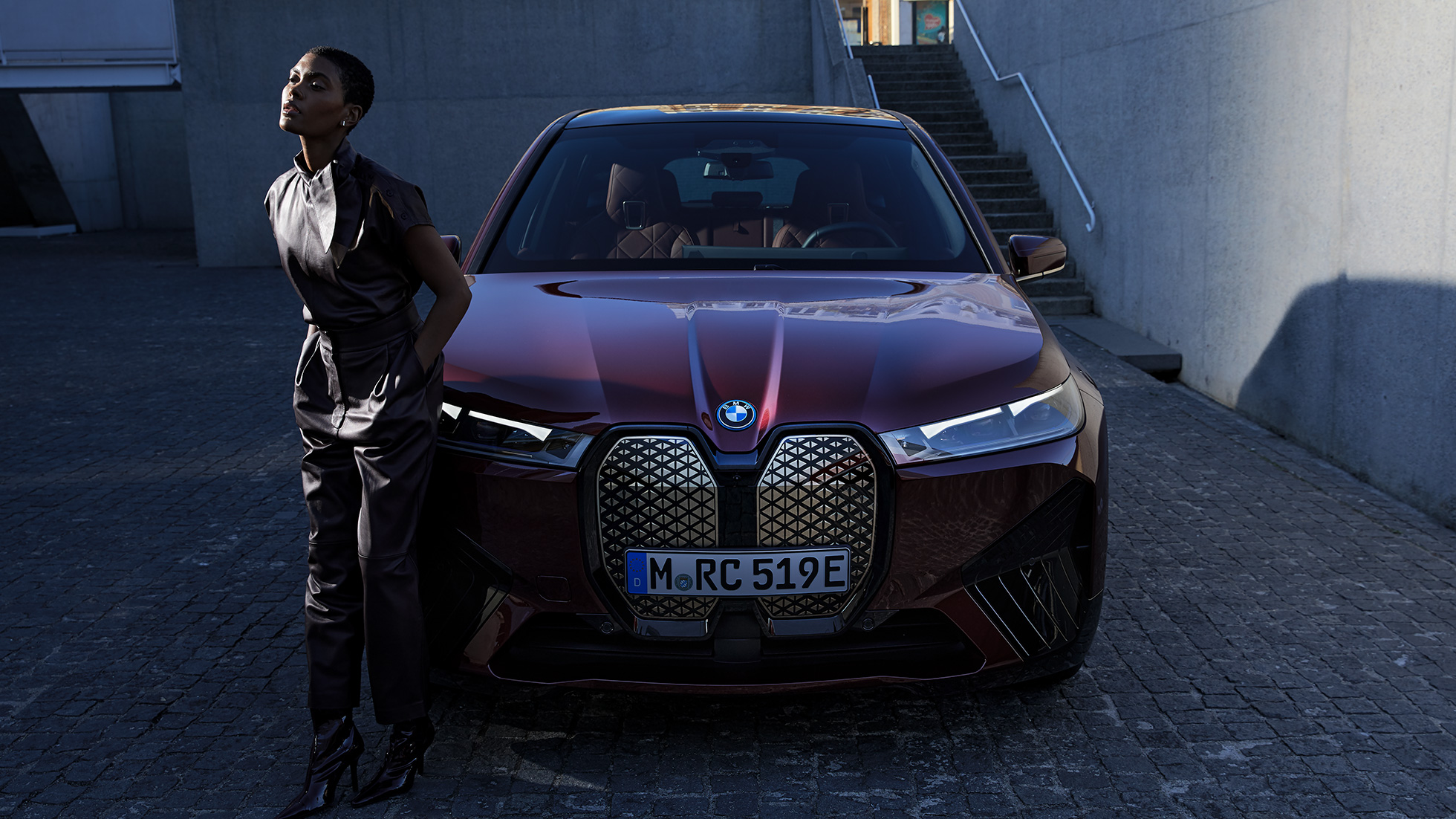 Imagine din partea frontală a BMW iX, cu model Imagine din partea frontală a BMW iX i20, Roşu Aventurin, cu model