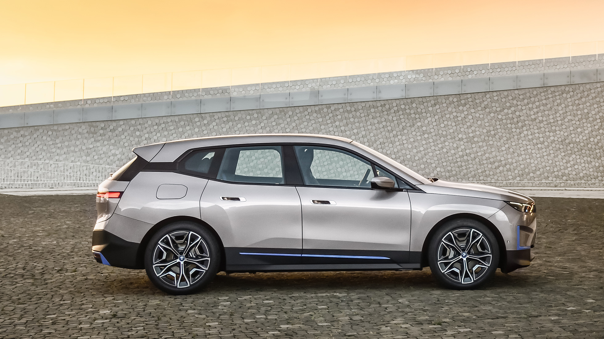Imagine din partea laterală a BMW iX, staţionând Imagine din partea laterală a BMW iX i20, Argintiu Cashmere, staţionând