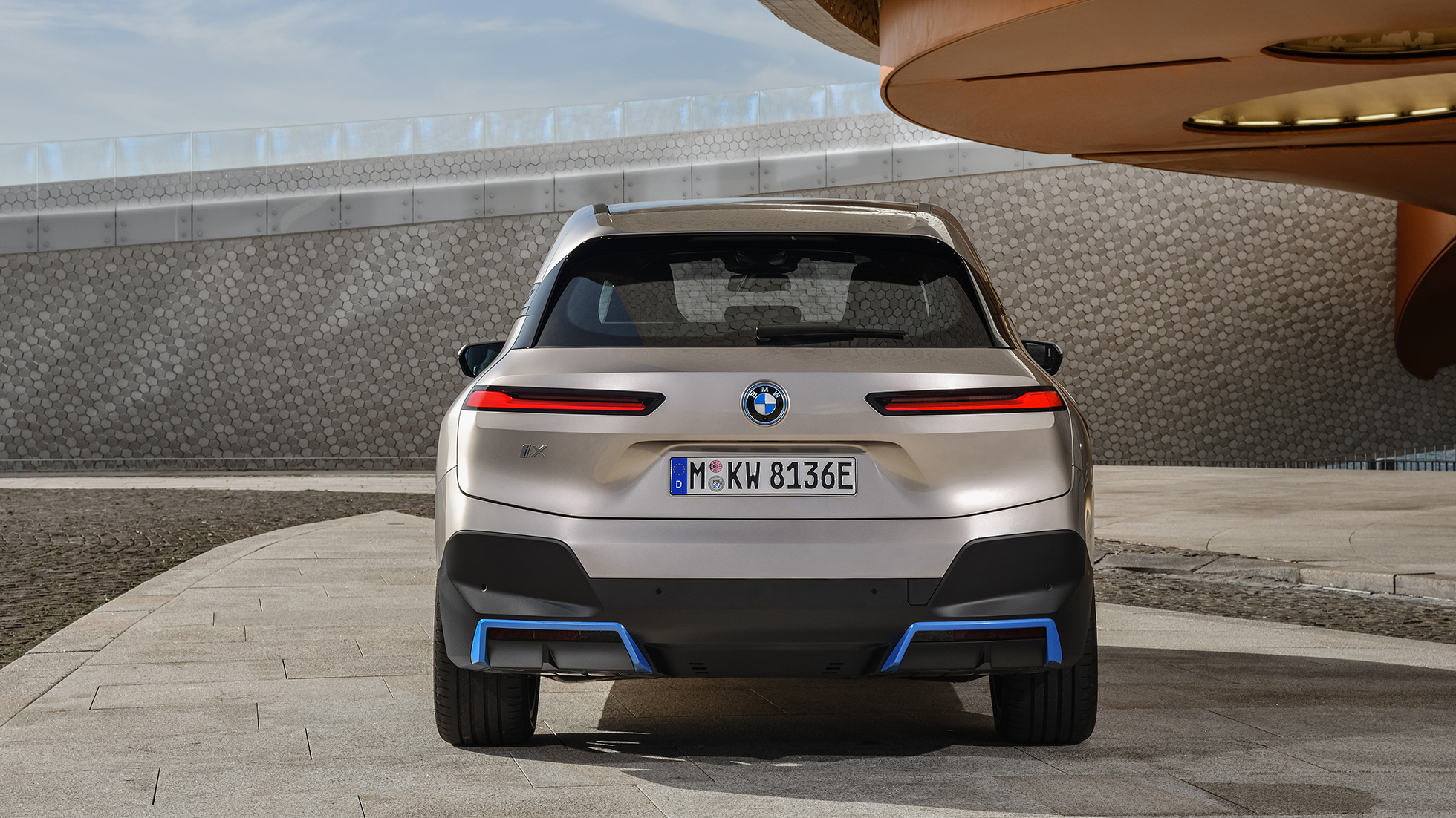 Imagine din partea din spate a BMW iX, staţionând Imagine din partea din spate a BMW iX i20, Argintiu Cashmere, staţionând