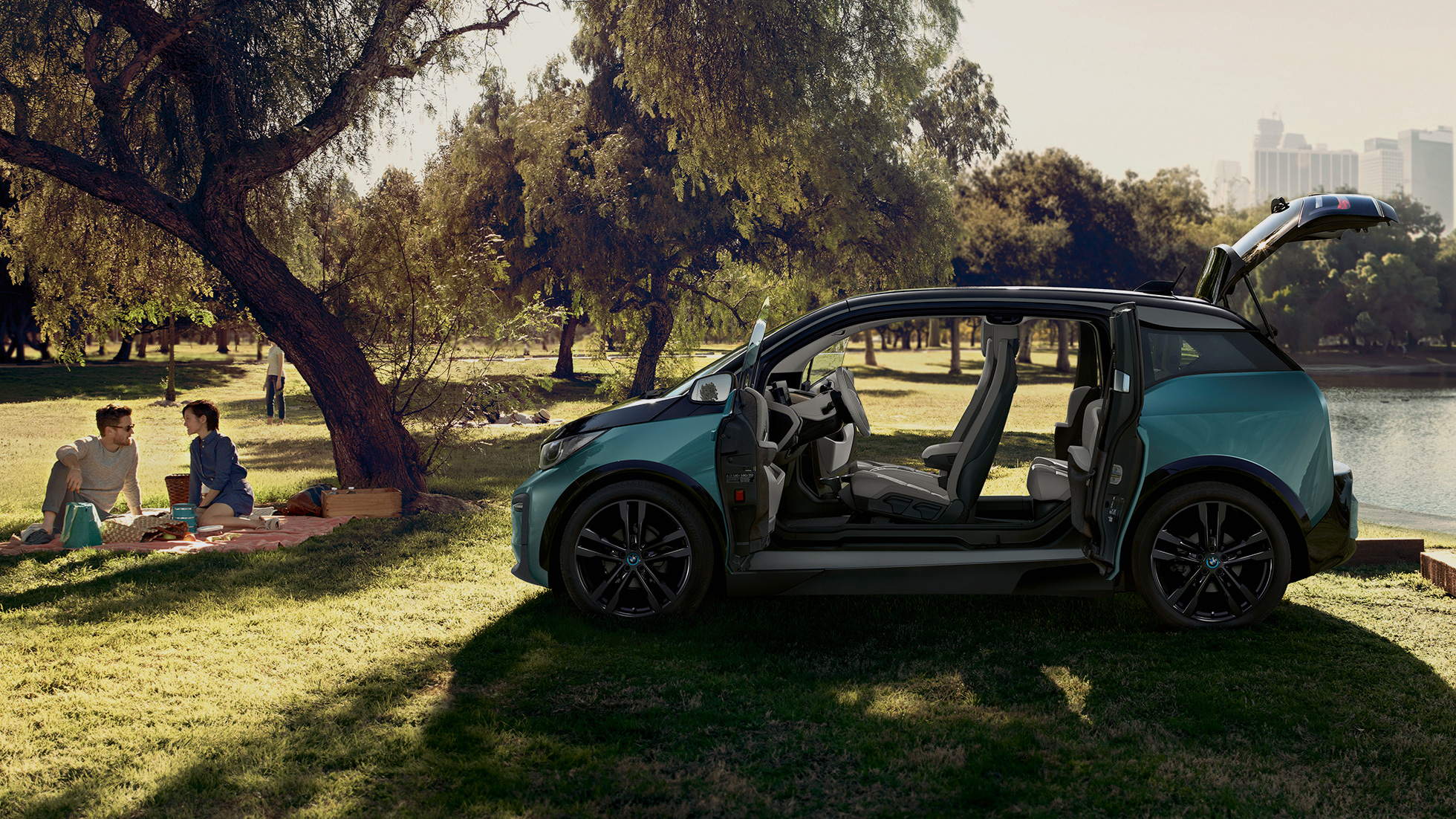 Imagine cu BMW i3, 2018, cu portierele deschise Imagine cu partea laterală a BMW i3, I01, 2018, în Bej Jucaro cu detalii în Gri Frozen metalizat, cu portierele deschise