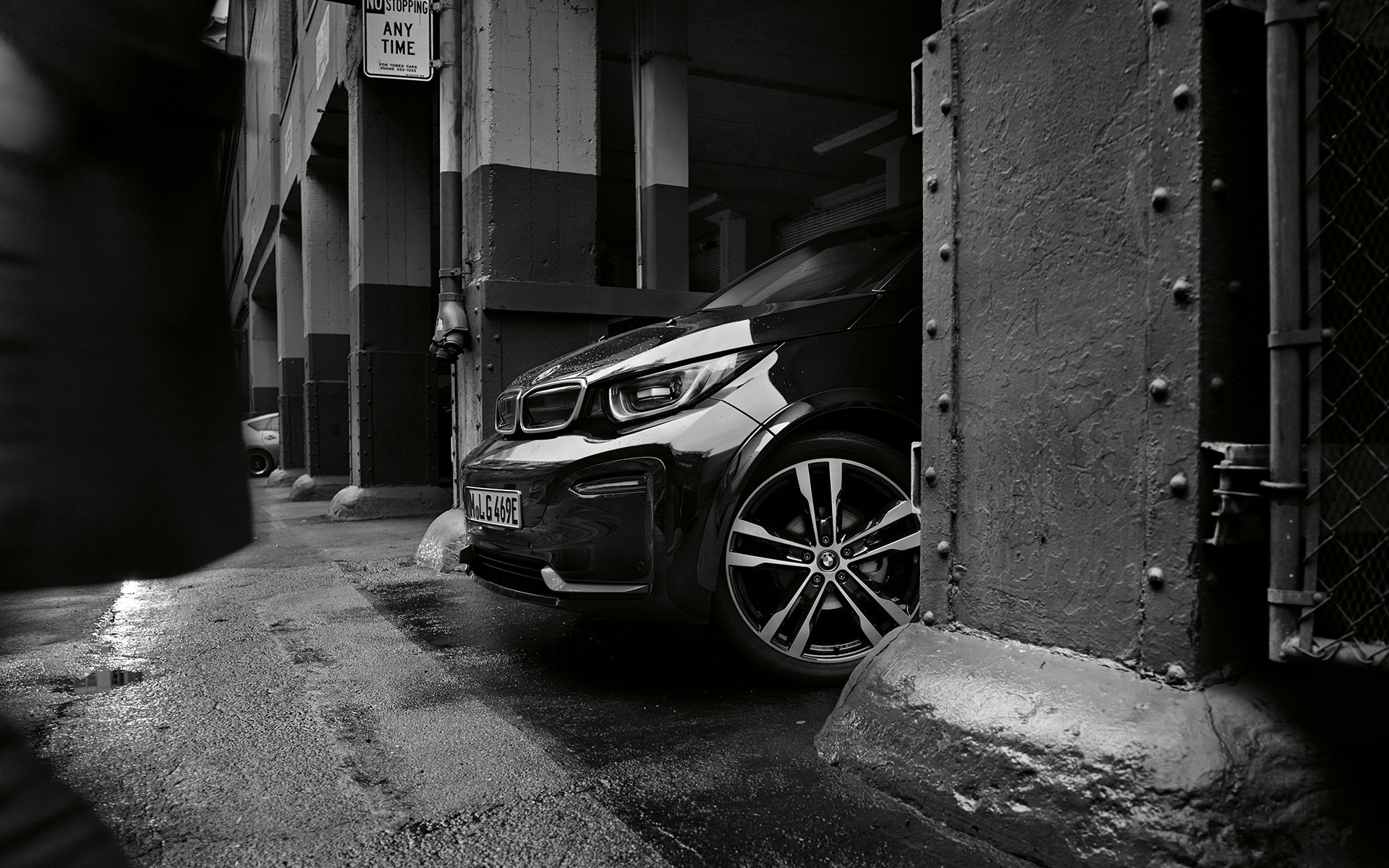 Imagine cu trei sferturi din partea frontală a BMW i3s, I01, 2018 Imagine cu trei sferturi din partea frontală a BMW i3s, I01, 2018, în Negru Fluid cu detalii în Albastru BMW i