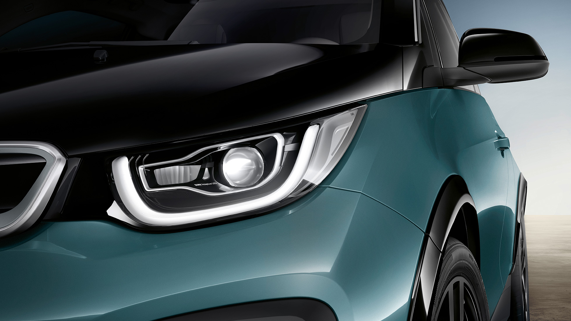 Imagine cu farurile cu tehnologie LED ale BMW i3, 2018 Imagine cu partea frontală a BMW i3, I01, 2018, în Bej Jucaro cu detalii în Gri Frozen metalizat, cu faruri cu tehnologie LED
