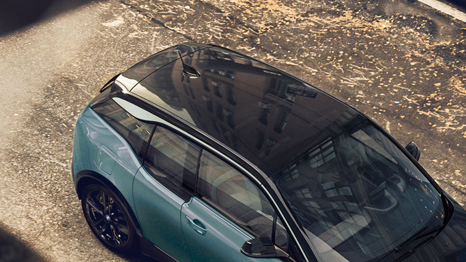 Imagine cu plafonul din carbon al BMW i3, 2018 Imagine de sus cu plafonul din carbon al BMW i3, I01, 2018, în Bej Jucaro cu detalii în Gri Frozen metalizat