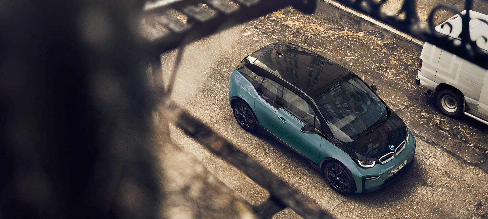Imagine de sus cu BMW i3 I01 2018 Imagine de sus cu plafonul din carbon al BMW i3 I01 2018, în Albastru Ridge Mountain cu detalii în Gri Frozen