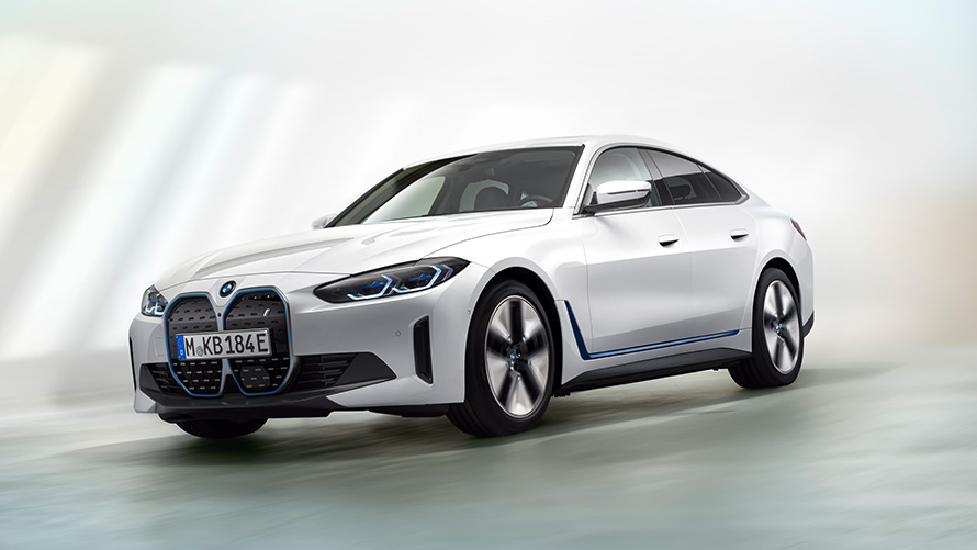 Imaginea 2 cu BMW i4 2021 G26 Imaginea 2 cu automobilul electric BMW i4 2021 G26 Gran Coupé pur electric pe scenă