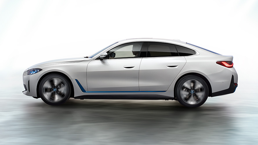 Imaginea 3 cu BMW i4 2021 G26 Imaginea 3 cu automobilul electric BMW i4 2021 G26 Gran Coupé pur electric pe scenă