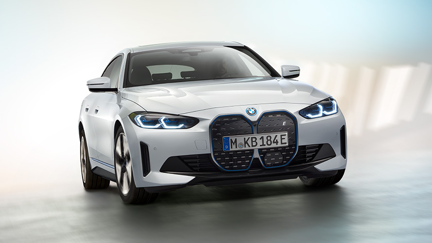 Imaginea 4 cu BMW i4 2021 G26 Imaginea 4 cu automobilul electric BMW i4 2021 G26 Gran Coupé pur electric pe scenă