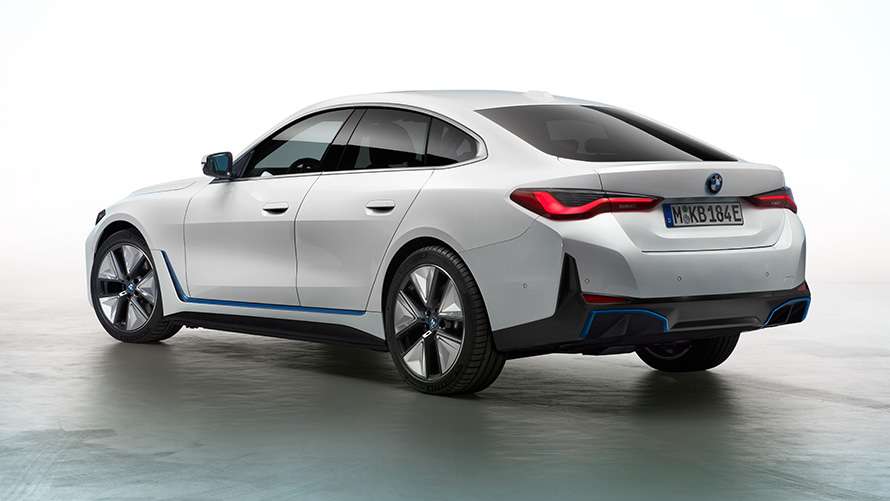Imaginea 5 cu BMW i4 2021 G26 Imaginea 5 cu automobilul electric BMW i4 2021 G26 Gran Coupé pur electric pe scenă