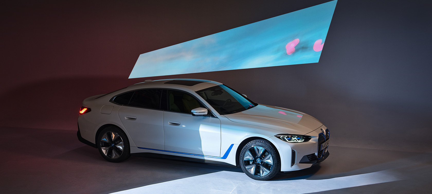 Imaginea 1 cu BMW i4 2021 G26 Imaginea 1 cu automobilul electric BMW i4 2021 G26 Gran Coupé pur electric pe scenă