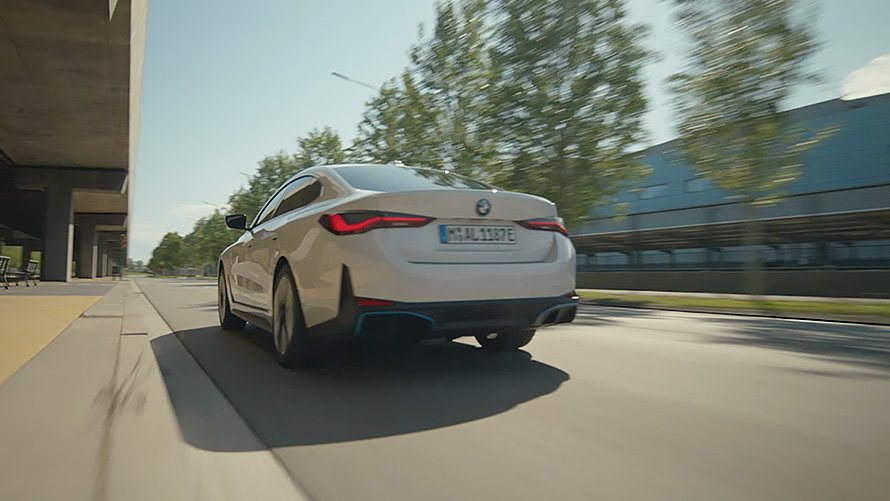 Imagine în prim plan cu partea din partea laterală faţă a unui BMW i4 G26 2021 complet electric Imagine în prim plan cu partea din partea laterală faţă a unui BMW i4 G26 2021 complet electric