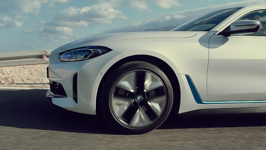 Videoclip despre dinamica de condus şi acceleraţia noului BMW i4 M50 G26 2021 pur electric Videoclip despre dinamica de condus şi acceleraţia noului BMW i4 M50 G26 2021 pur electric