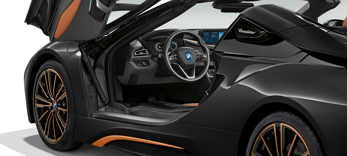 Portierele cu deschidere pe verticală ale BMW i8 Roadster „Ultimate Sophisto Edition” Imagine cu portierele cu deschidere pe verticală ale BMW i8 Roadster „Ultimate Sophisto Edition”, în Gri Sophisto