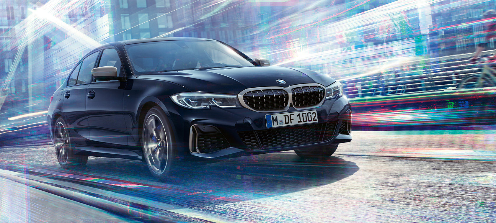 Designul şi dinamica de condus ale BMW M340i xDrive Sedan Imagine cu trei sferturi din partea frontală a BMW M340i xDrive Sedan, G20, în Negru Sapphire metalizat, design şi dinamică de condus