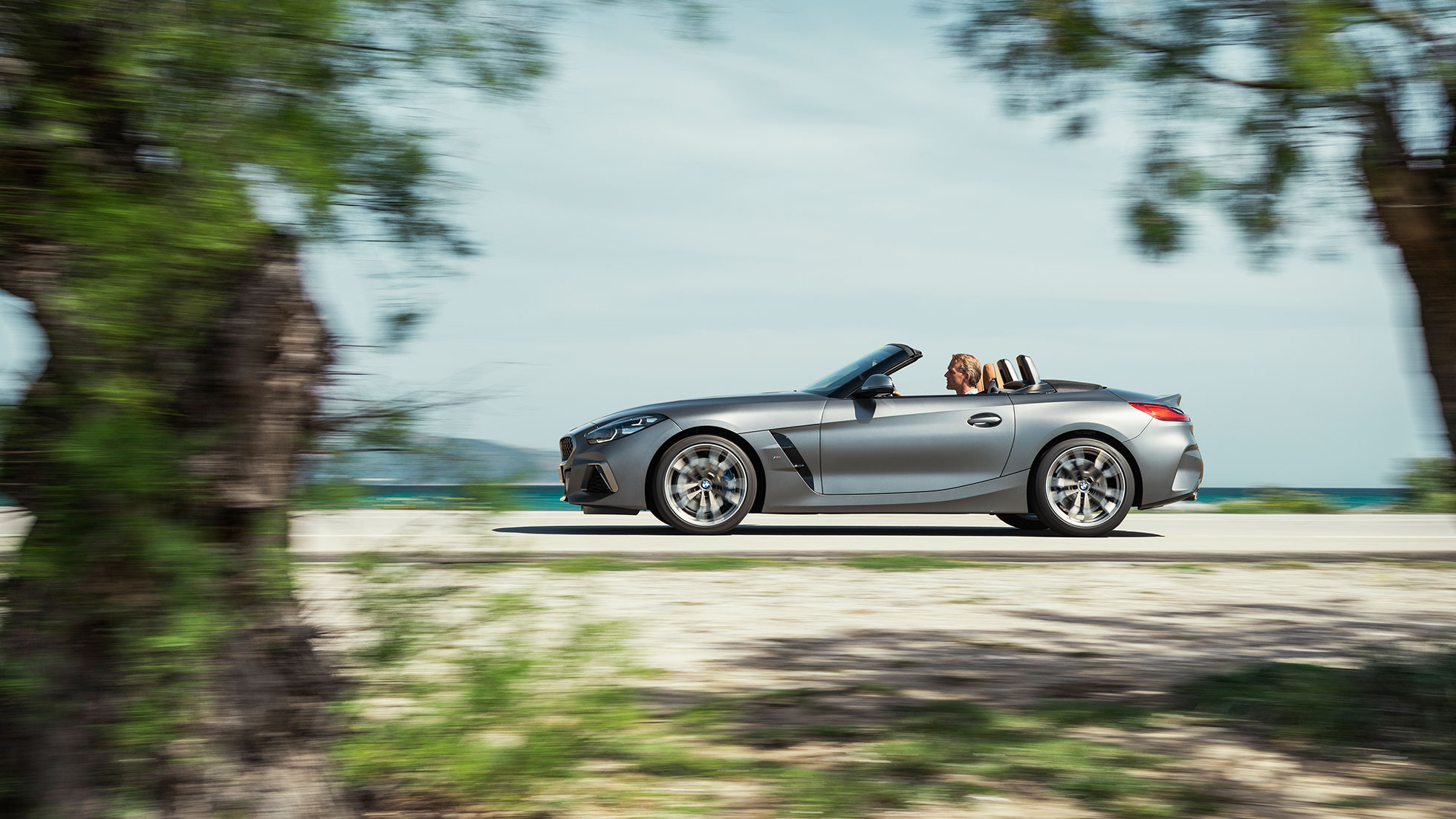 Exteriorul BMW Z4 M40i, G29 Imagine din lateral cu BMW Z4 M40i Roadster Cabriolet, G29, 2019, în Gri Frozen metalizat de la BMW Individual