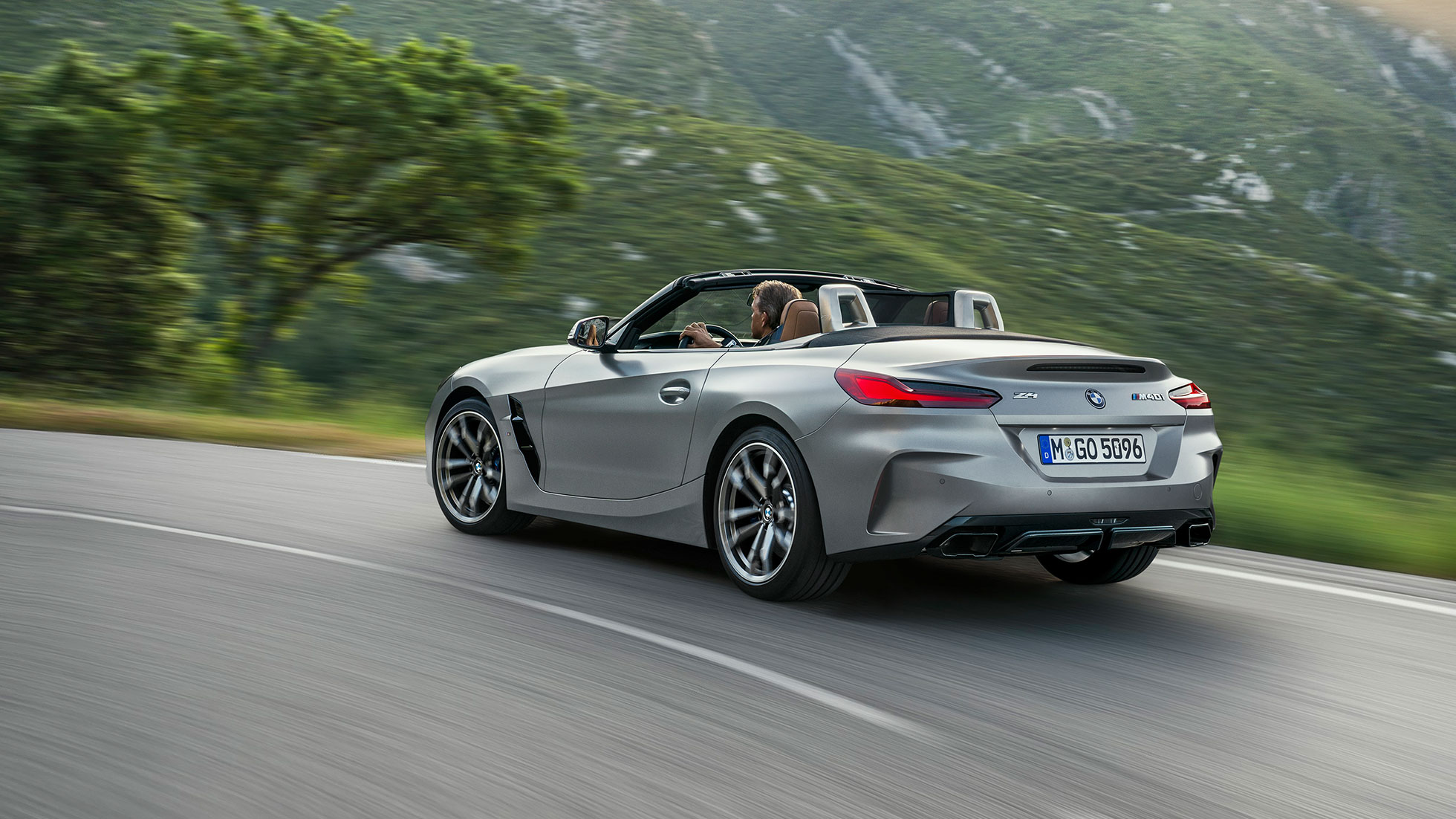 Dinamica de condus a BMW Z4 M40i, G29 Imagine cu trei sferturi din partea spate a BMW Z4 M40i Roadster, G29, 2019, în Gri Frozen metalizat de la BMW Individual
