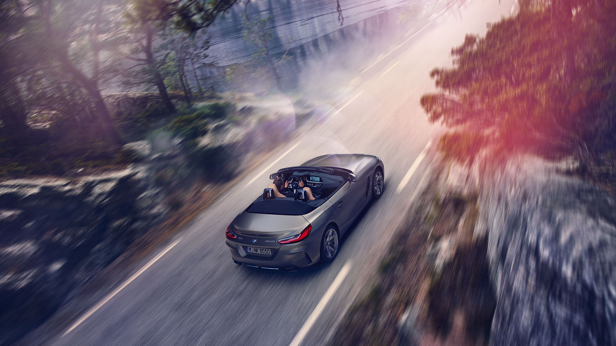 BMW Z4 M40i Cabriolet, G29, cu soft-top-ul deschis Imagine de sus cu BMW Z4 M40i Roadster Cabriolet, G29, 2019, în Gri Frozen metalizat de la BMW Individual, rulând cu soft-top-ul deschis