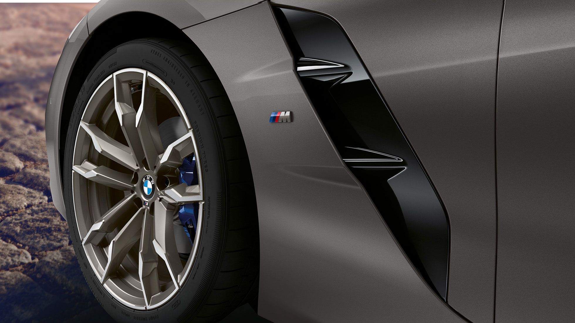 Jantele din aliaj uşor ale BMW Z4 M40i, G29 Imagine în prim-plan cu jantele din aliaj uşor şi prizele de aer „Air Breather” ale BMW Z4 M40i Roadster, G29, 2019, în Gri Frozen metalizat de la BMW Individual