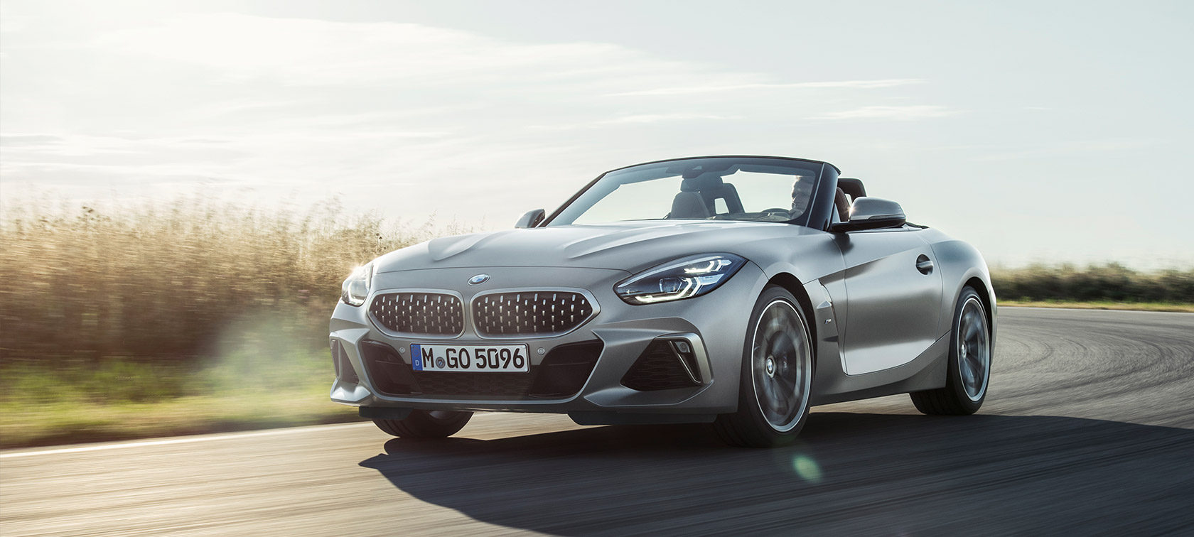 Imagine cu trei sferturi din partea frontală a BMW Z4 M40i Roadster, G29 Imagine cu trei sferturi din partea frontală a BMW Z4 M40i Roadster Cabriolet, G29, 2019, în Gri Frozen metalizat de la BMW Individual, rulând