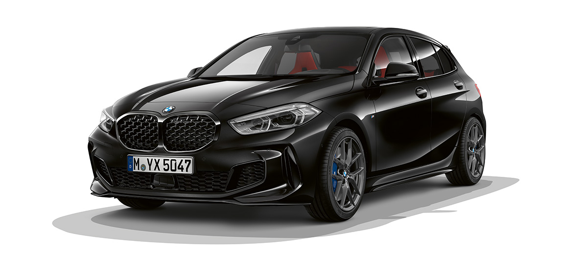 Pachet M Performance. Imagine cu trei sferturi din partea frontală a BMW M135i xDrive în Negru Sapphire metalizat cu pachet M Performance.
