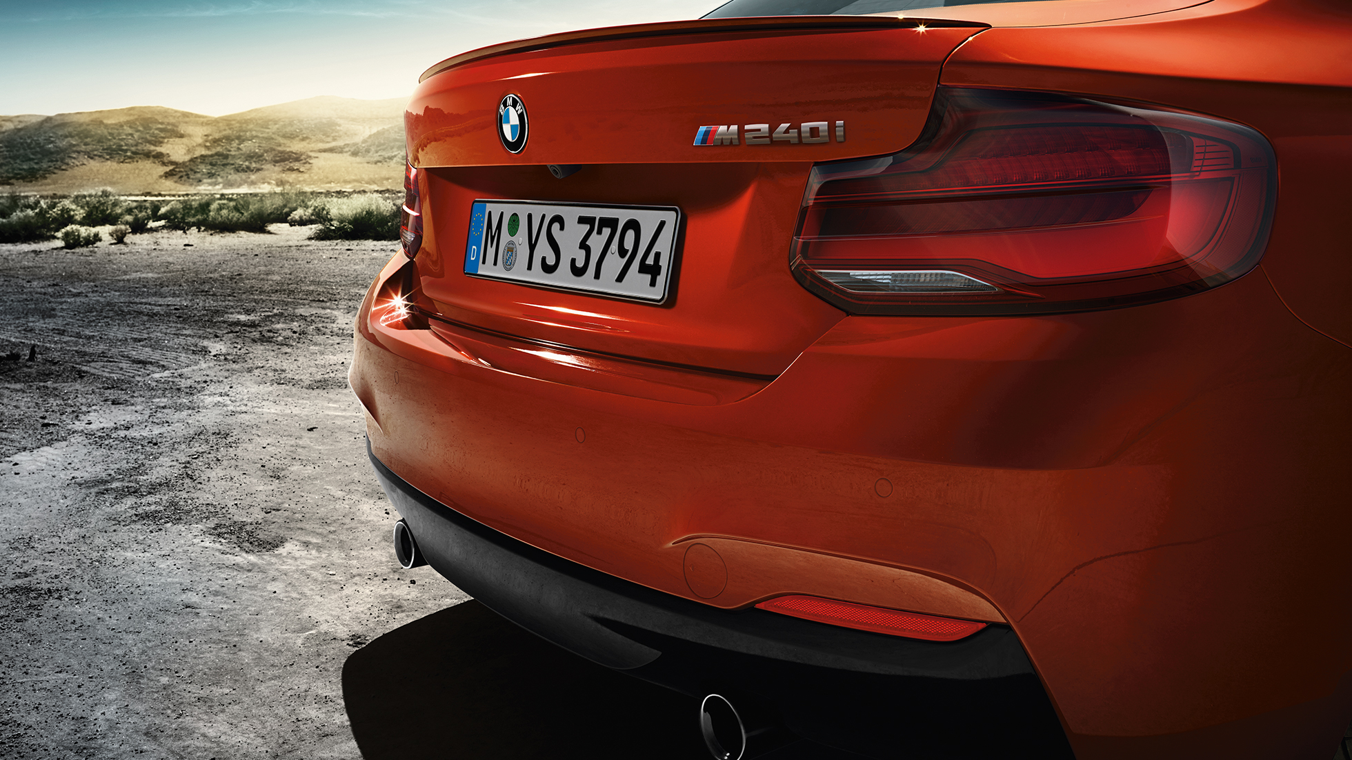 Designul părţii spate a BMW M240i Coupé Imagine cu trei sferturi din partea spate a BMW M240i Coupé, F22, 2017, în Portocaliu Sunset metalizat