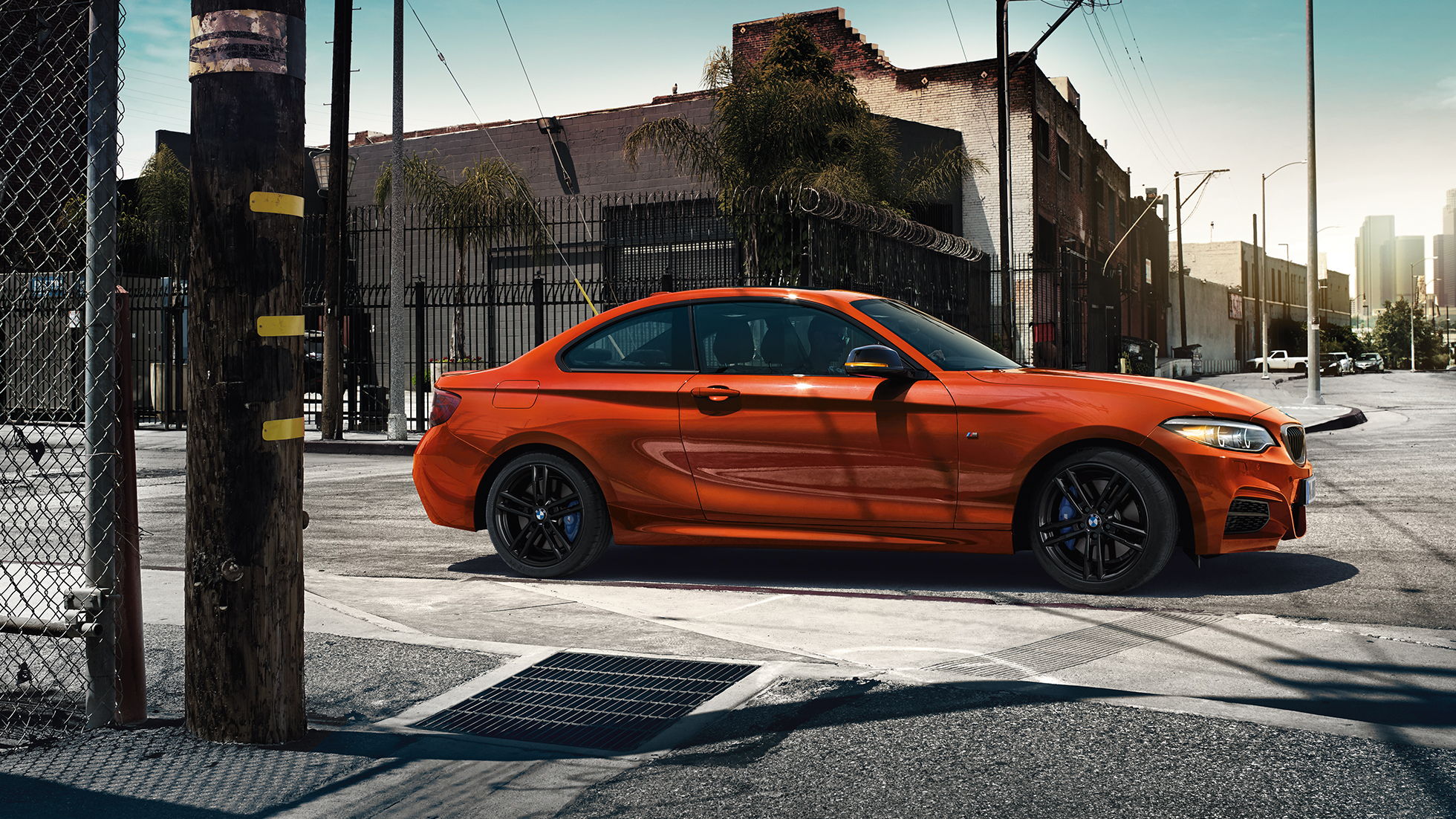 Designul BMW M240i Coupé Imagine din lateral cu BMW M240i Coupé, F22, 2017, în Portocaliu Sunset metalizat