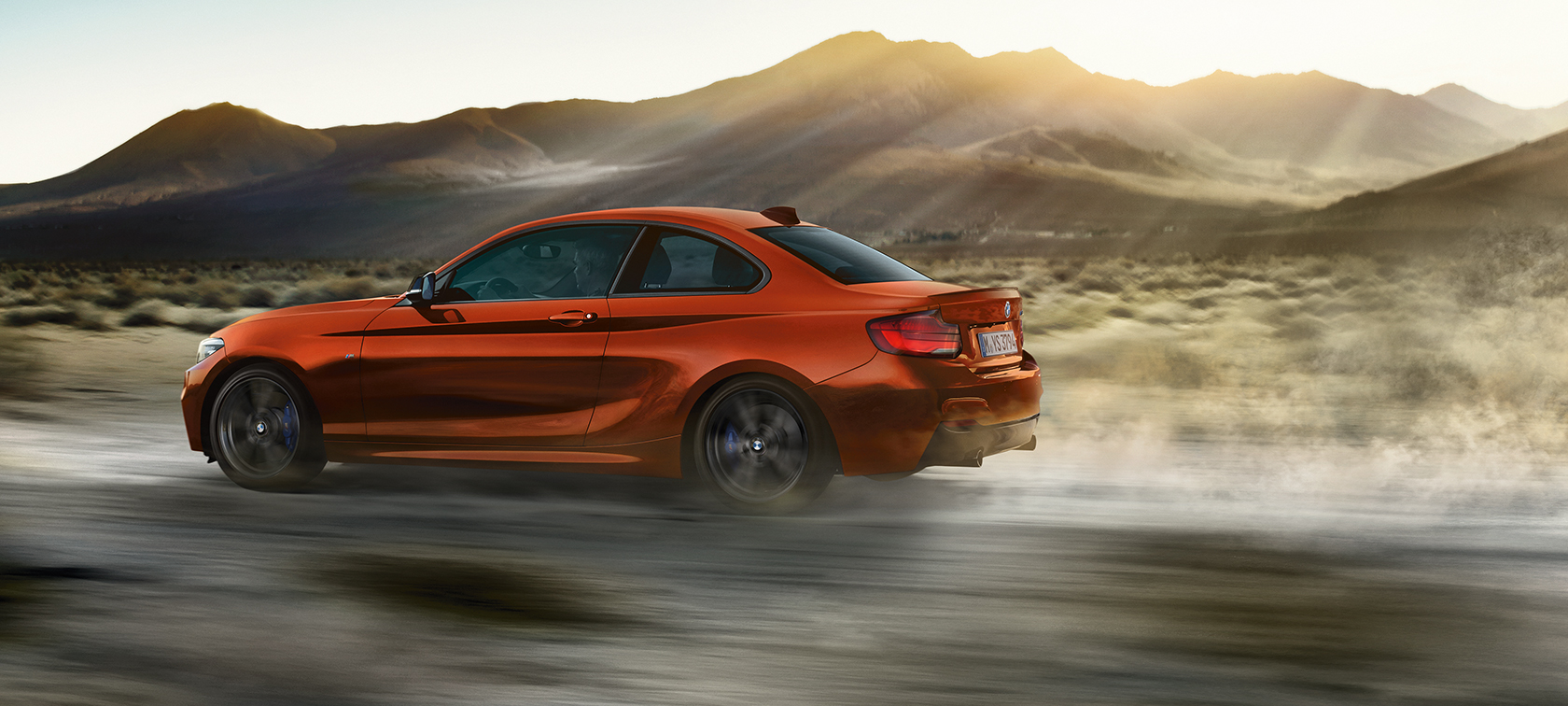 Dinamica de condus a BMW M240i Coupé Imagine cu partea laterală a BMW M240i Coupé, F22, 2017, în Portocaliu Sunset metalizat