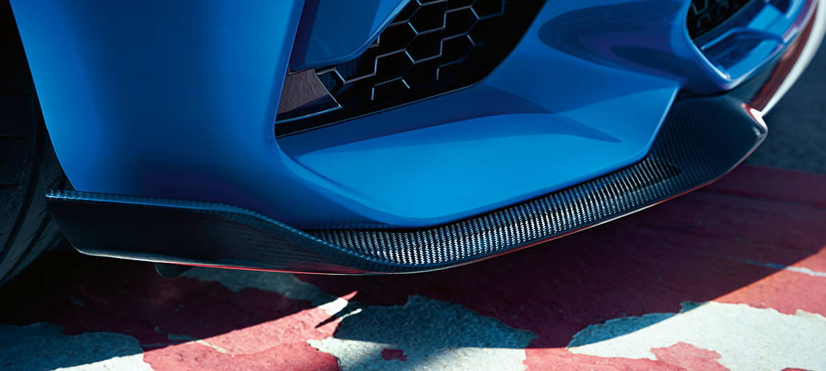 Splitter frontal BMW M2 CS Imagine în prim-plan cu splitterul frontal al BMW M2 CS, F87, în Albastru Misano metalizat