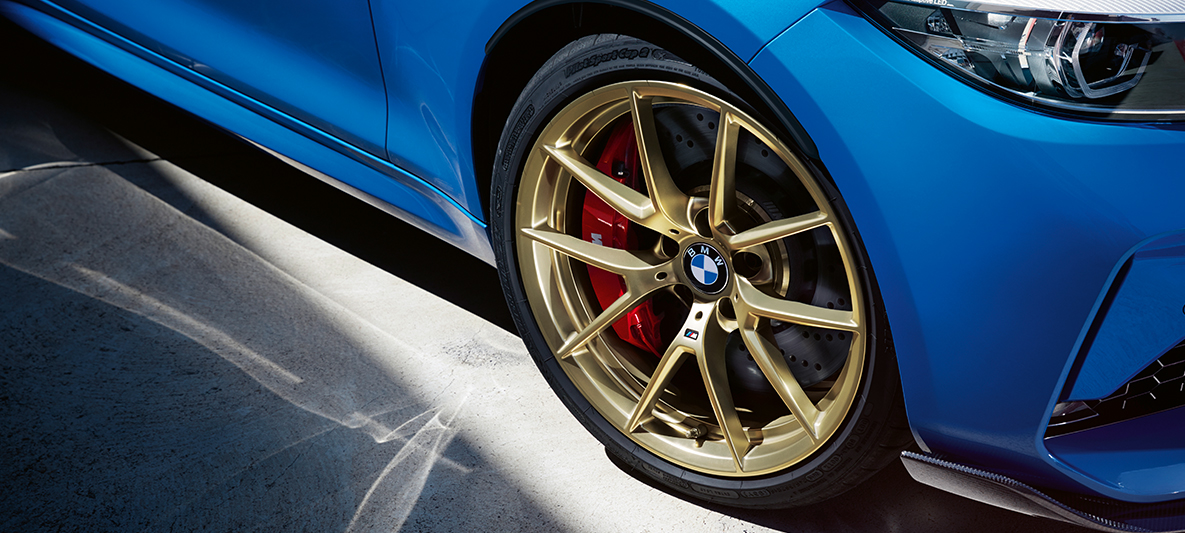 Jantele M din aliaj uşor de 19" V-spoke, tip 763 M, aurii mate, ale BMW M2 CS Imagine în prim-plan cu jantele M din aliaj uşor de 19" V-spoke, tip 763 M, aurii mate, ale BMW M2 CS, F87, în Albastru Misano metalizat