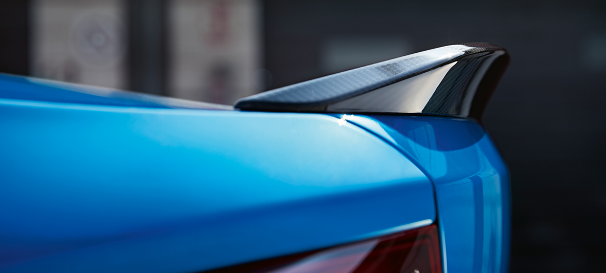 Spoiler spate BMW M2 CS Imagine în prim-plan cu spoilerul spate al BMW M2 CS, F87, în Albastru Misano metalizat