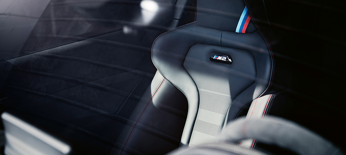 Scaunele sport ale BMW M2 CS Imagine în prim-plan cu scaunele sport ale BMW M2 CS, F87, în Albastru Misano metalizat