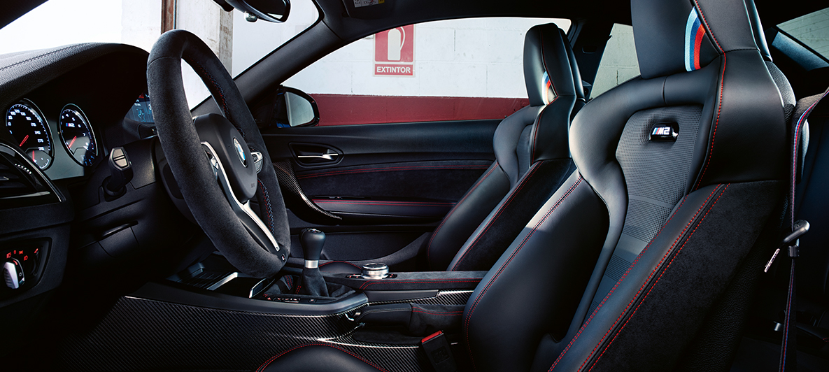 Interiorul BMW M2 CS Imagine în prim-plan cu interiorul BMW M2 CS, F87, în Albastru Misano metalizat