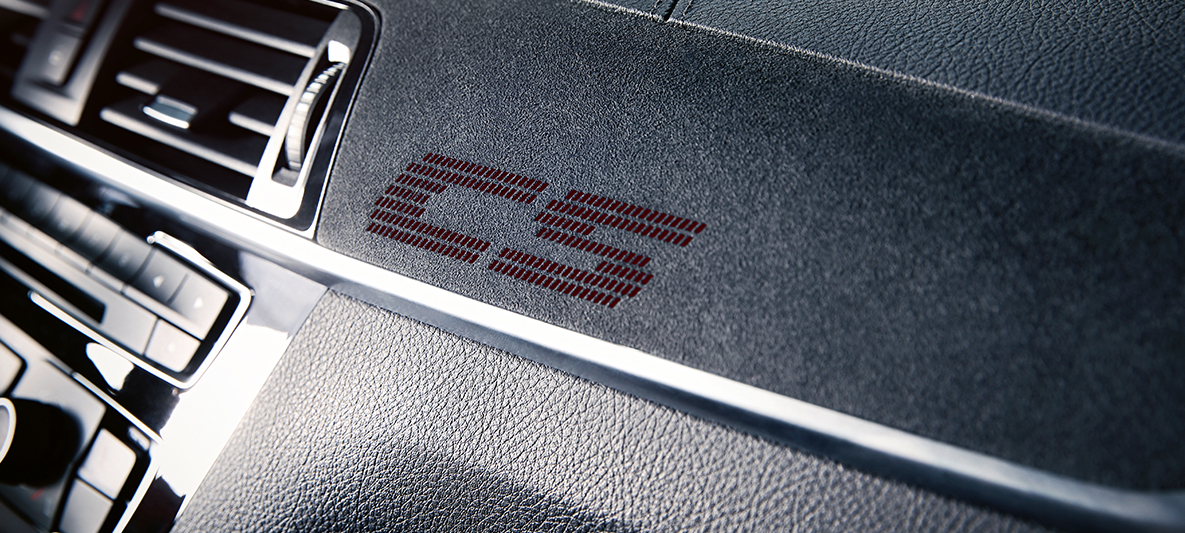 Ornamente interioare ale BMW M2 MCS Imagine în prim-plan cu ornamentele interioare ale BMW M2 CS, F87, în Albastru Misano metalizat