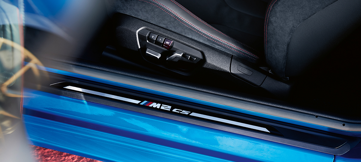 Ornamente praguri portiere BMW M2 CS Imagine în prim-plan cu ornamentele pragurilor portierelor BMW M2 CS, F87, în Albastru Misano metalizat