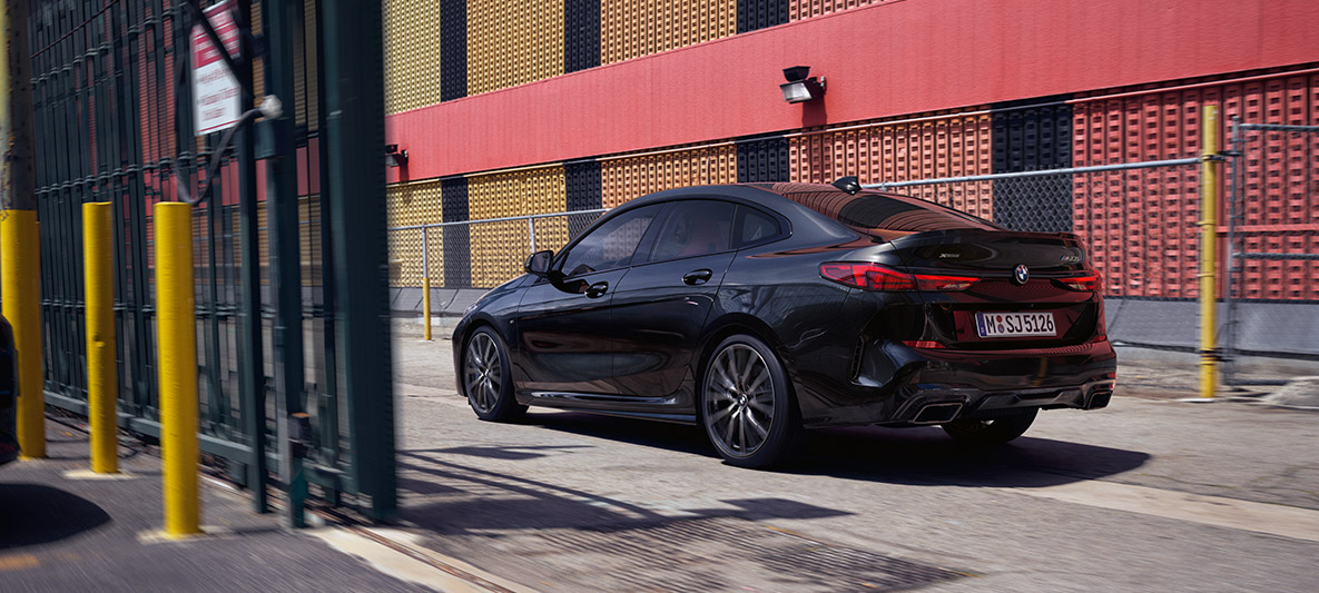 Pachetul M Performance al BMW M235i xDrive Gran Coupé Imagine cu trei sferturi din partea laterală a BMW M235i xDrive Gran Coupé cu pachetul M Performance, în Negru Sapphire metalizat, F44