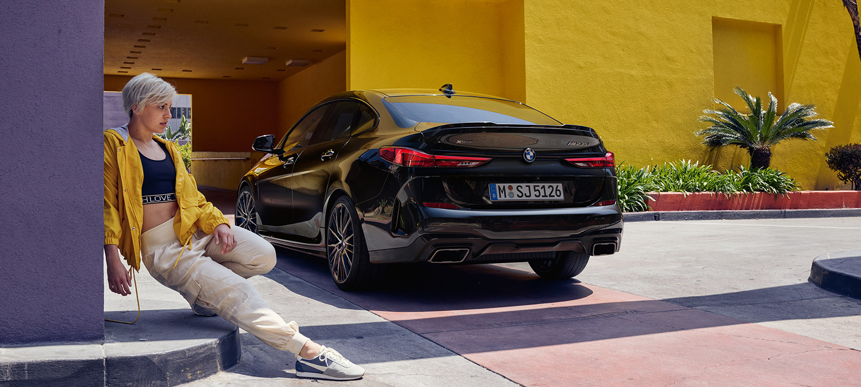 Imagine cu trei sferturi din partea spate a BMW M235i xDrive Gran Coupé Imagine cu trei sferturi din partea spate a BMW M235i xDrive Gran Coupé, în Negru Sapphire metalizat, F44