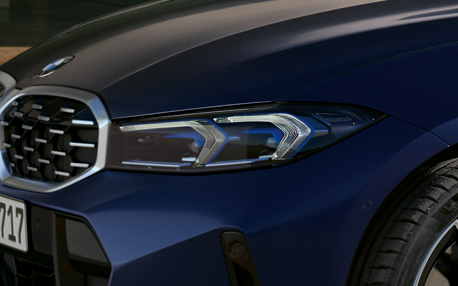 BMW M340i xDrive Touring în Albastru Frozen Tanzanite cu lămpi frontale LED